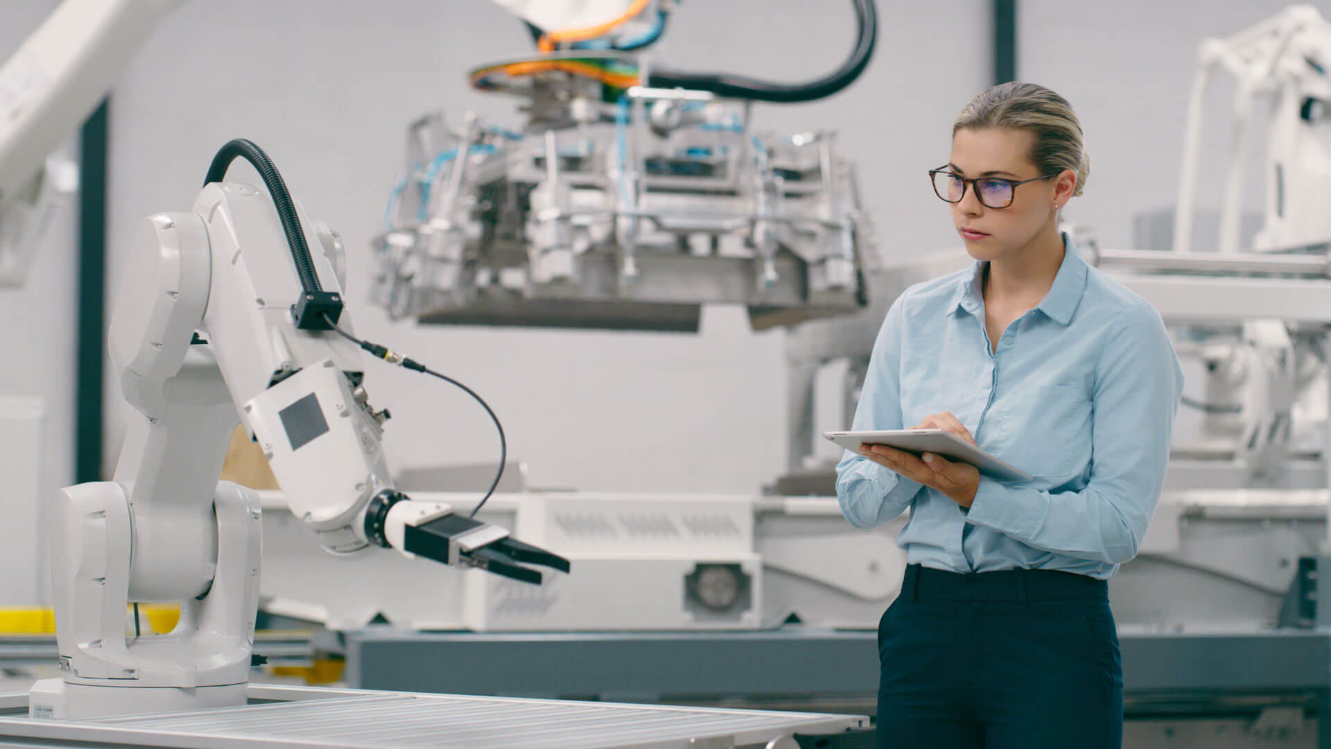 Female virtual commissioning engineer working in a lab.