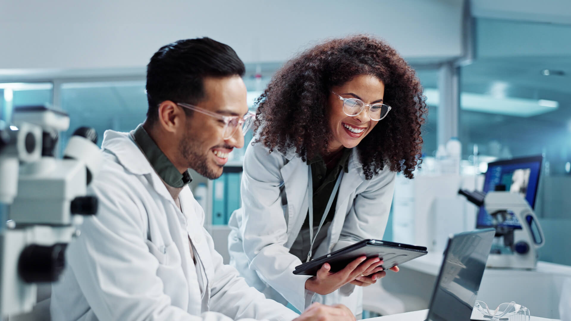 man and woman strategizing recruiting for technical talent